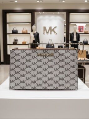👜 NWOT Michael Kors Jet Set Large Zip Wristlet Vanilla 👜